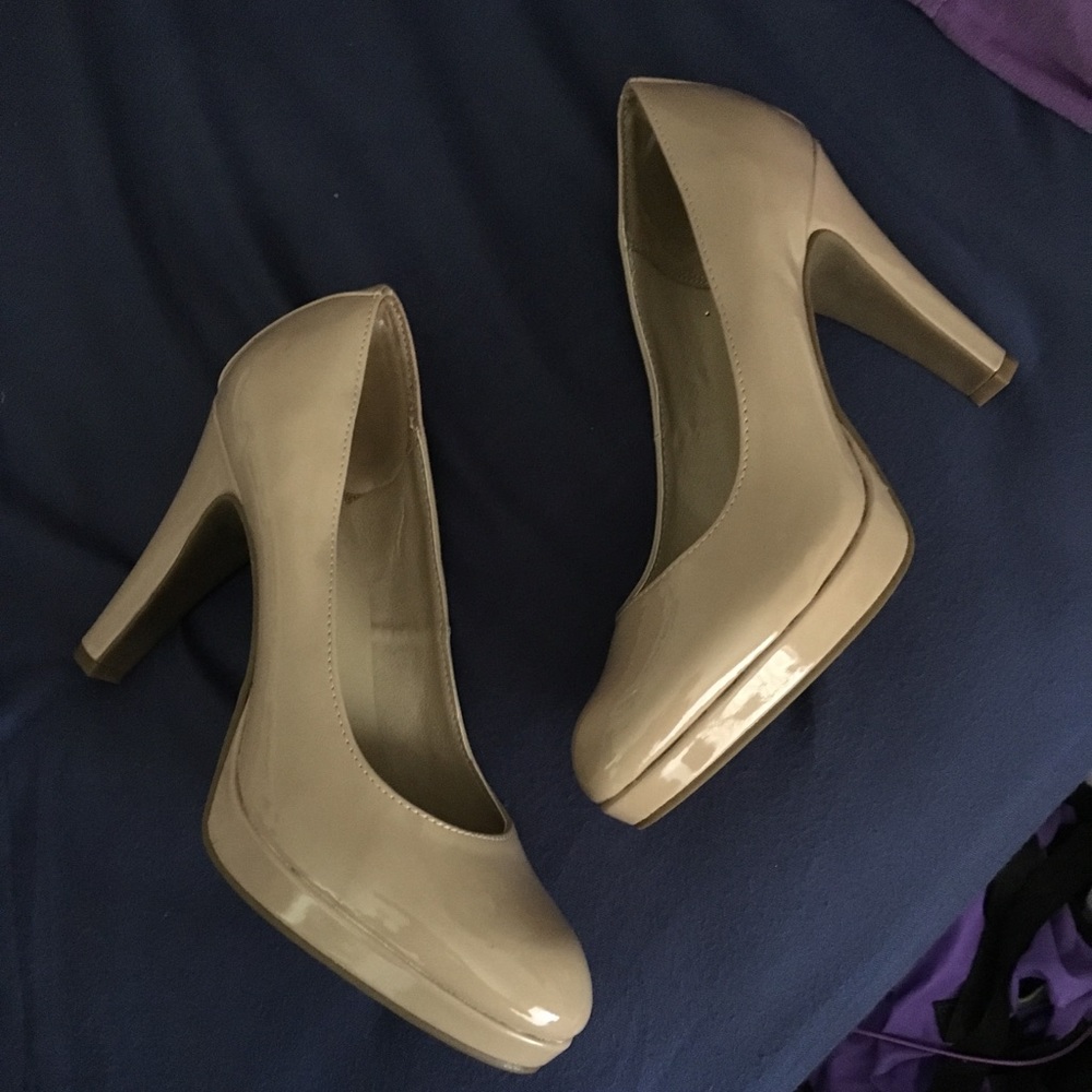Classic nude patent leather pumps